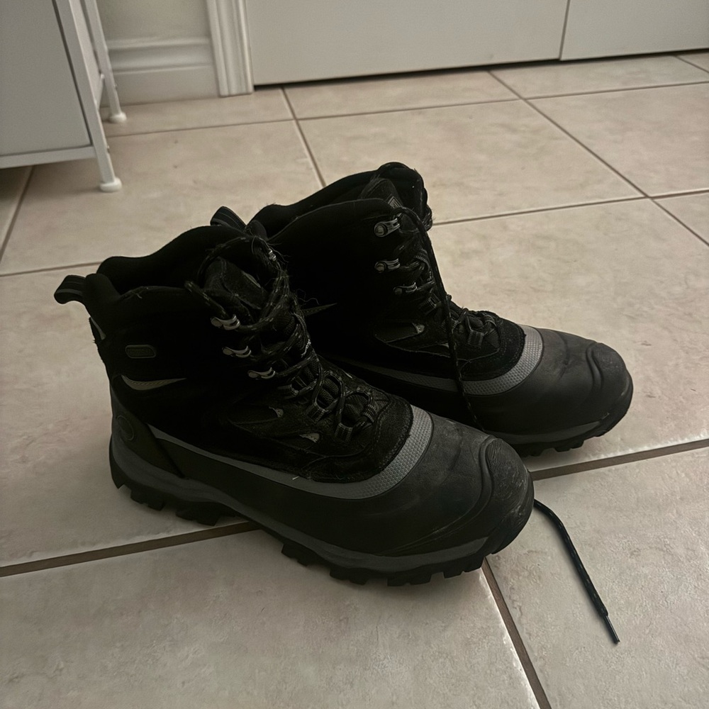 Khombu Men's Black and Gray Snow Boots